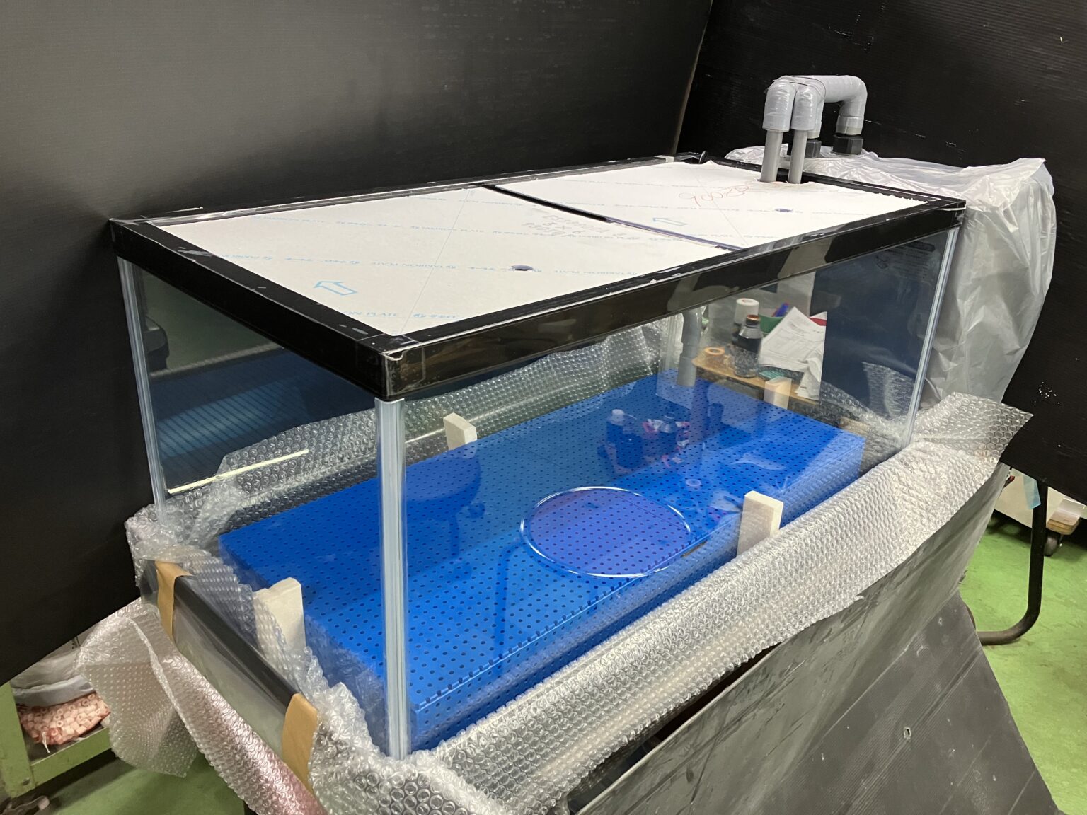 足立区引き取り限定1500水槽用上部濾過層 w1460×d200×h230 Amazon | 【1800水槽用上部フィルター】1800mm×200mm×230mm 塩ビ